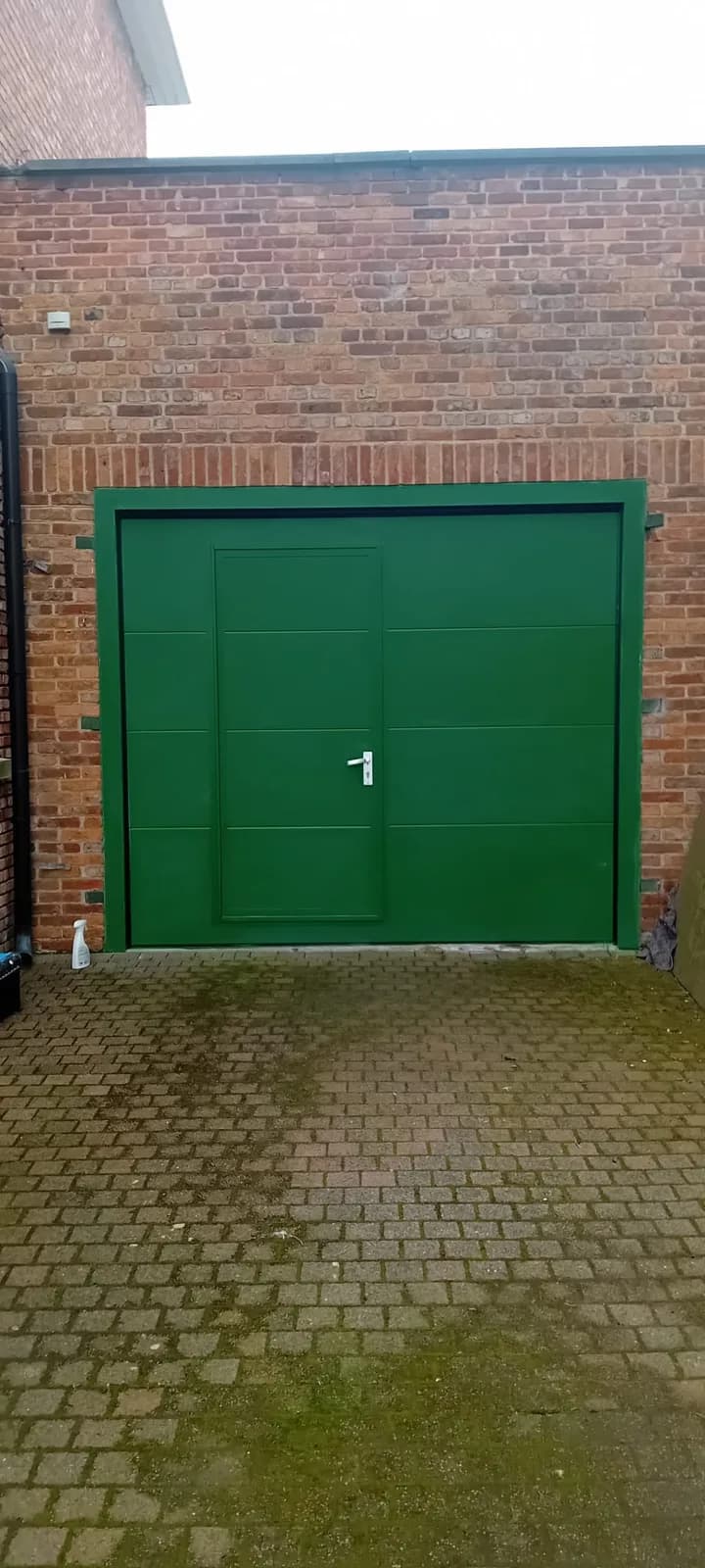 Groene metalen garagepoort voor het schilderen