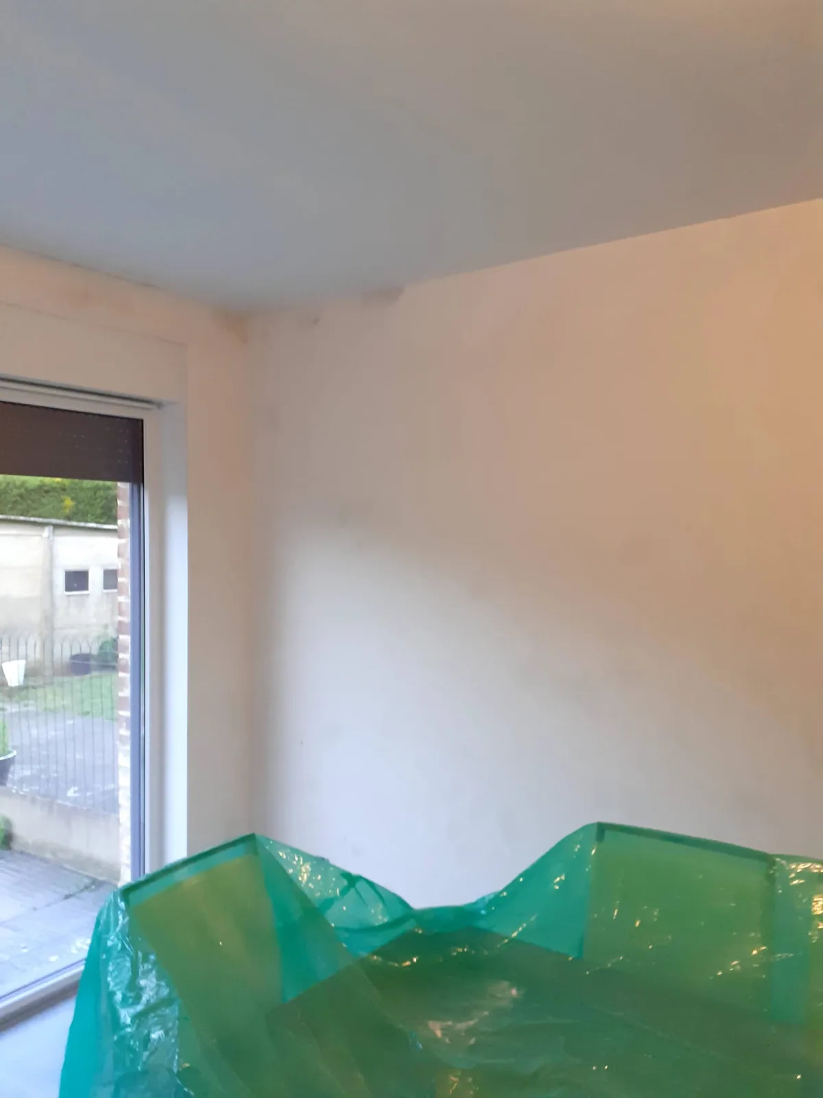 Strak wit plafond en muren in een kamer in Limburg