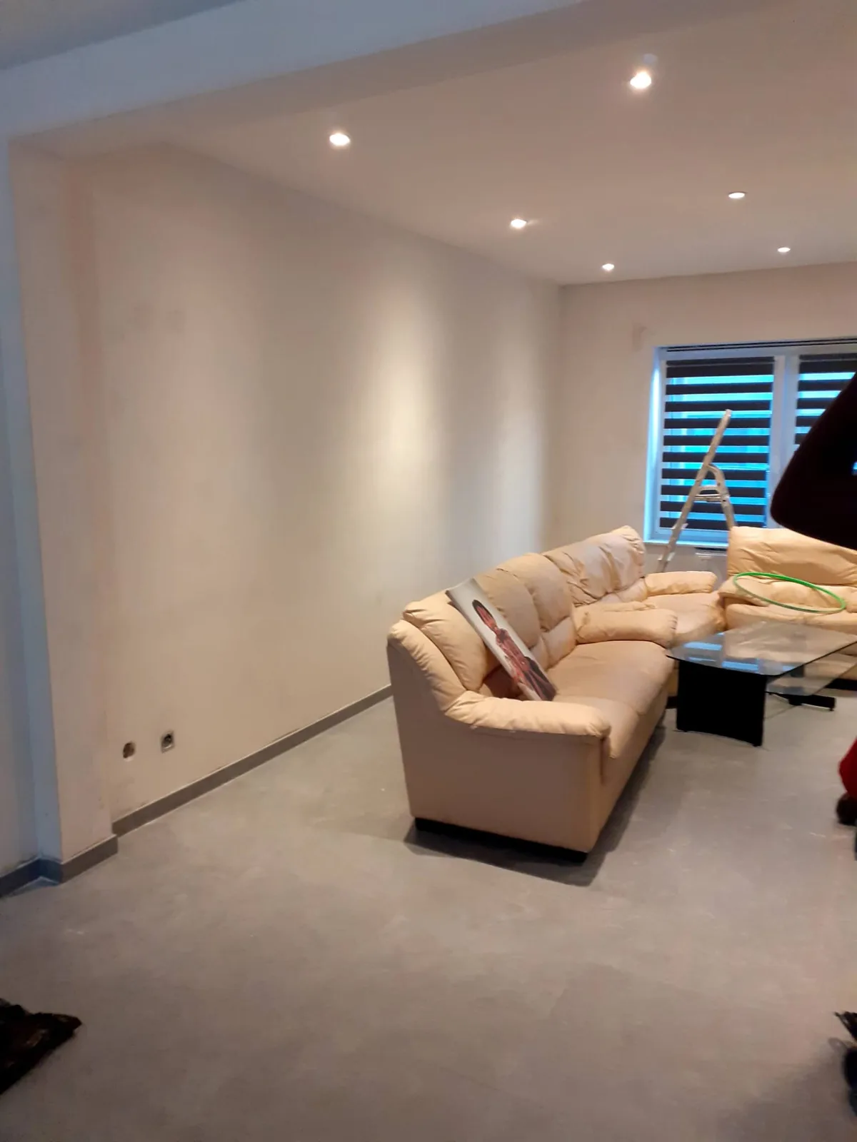 Wit geschilderde living met inbouwspots